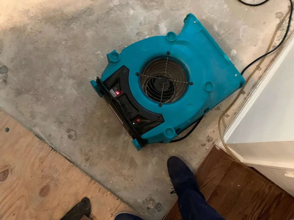 Air mover drying subfloor during Leak Detection & Repair in Chili